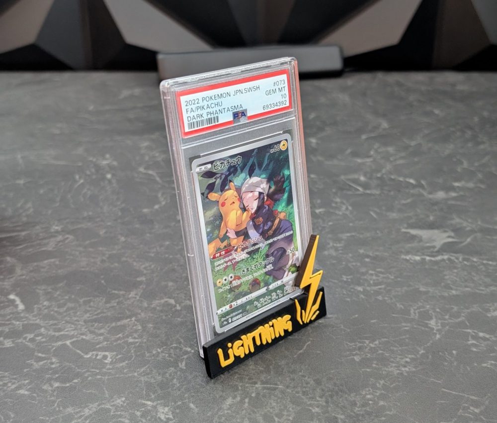 CardBadge Lightning Flex Stand 3D printed display holding a PSA Pikachu Pokémon TCG card with Hanna, ideal for collectors and showcasing trading cards.